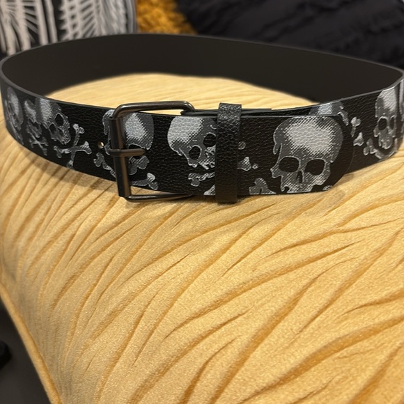 Skull and Crossbones Unixes Belt Size 26 - Picture 3 of 15